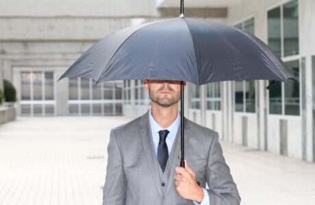 Rainmaker, Kundenbindung, Mann unter Regenschirm